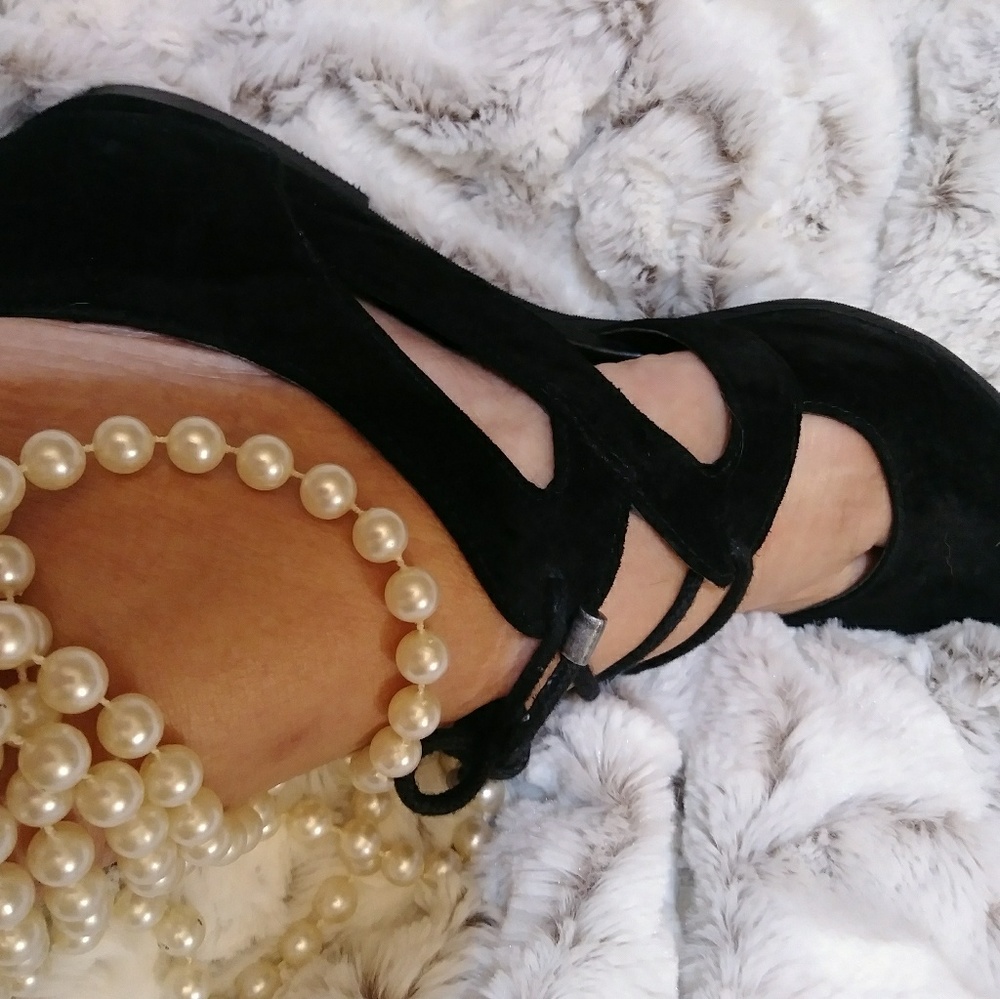 Cute black suede flats.
